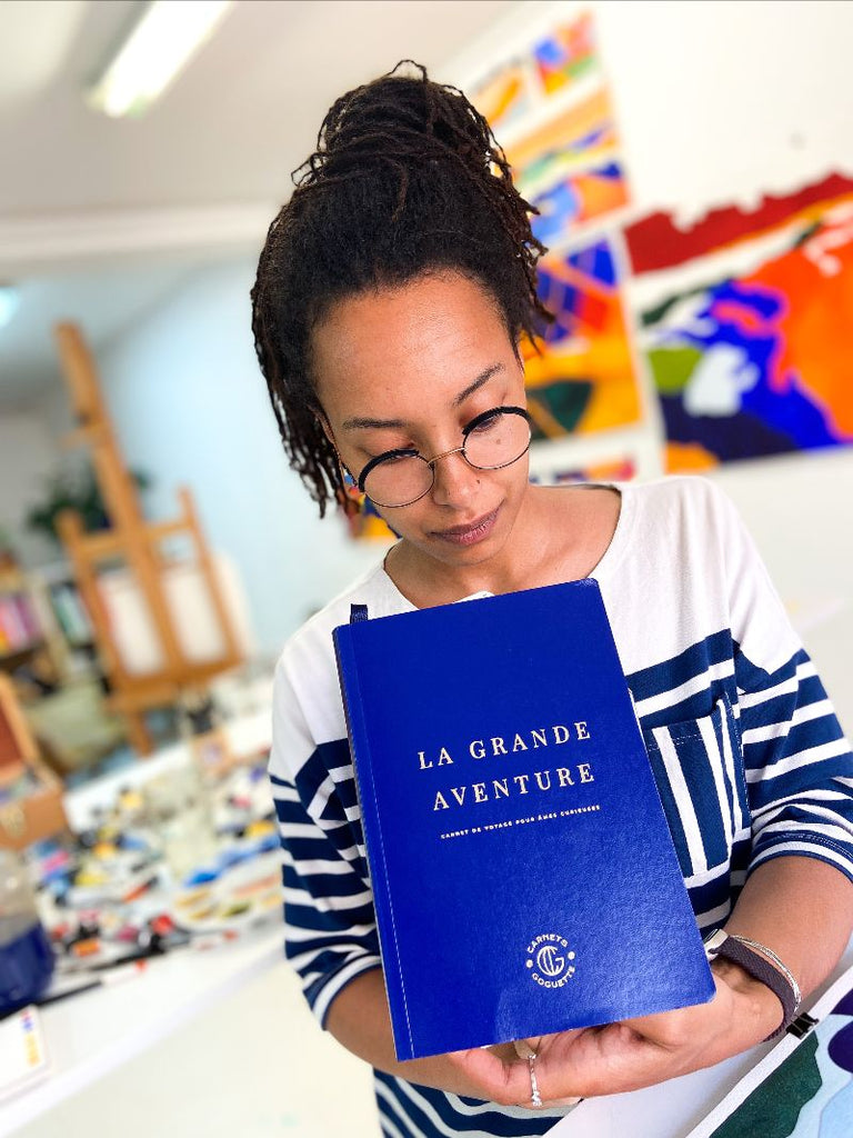 l'artiste Raphaële Anfré avec le carnet de voyage La Grande Aventure